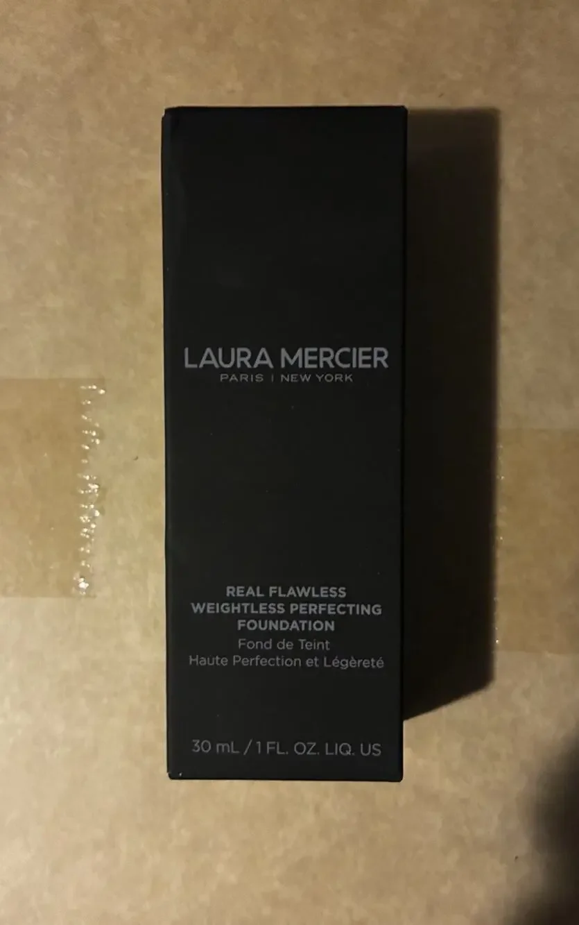 Laura Mercier Real Flawless Weightless Perfecting Foundation- 0W1 Satin- 1 fl oz